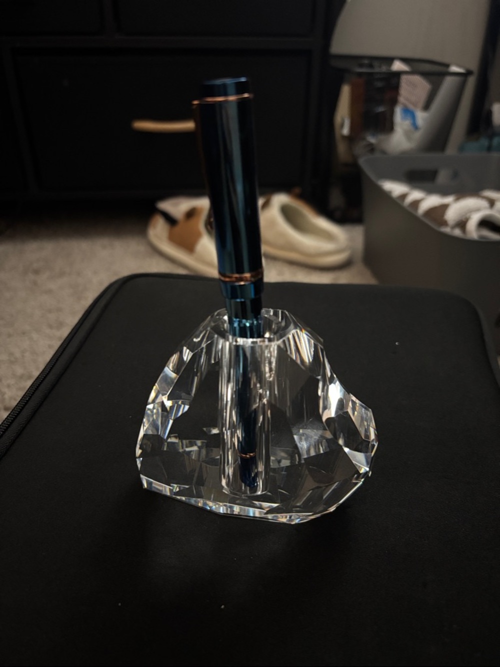 Faceted Crystal Heart Shaped Fountain Pen Holder - Picture 2 of 5